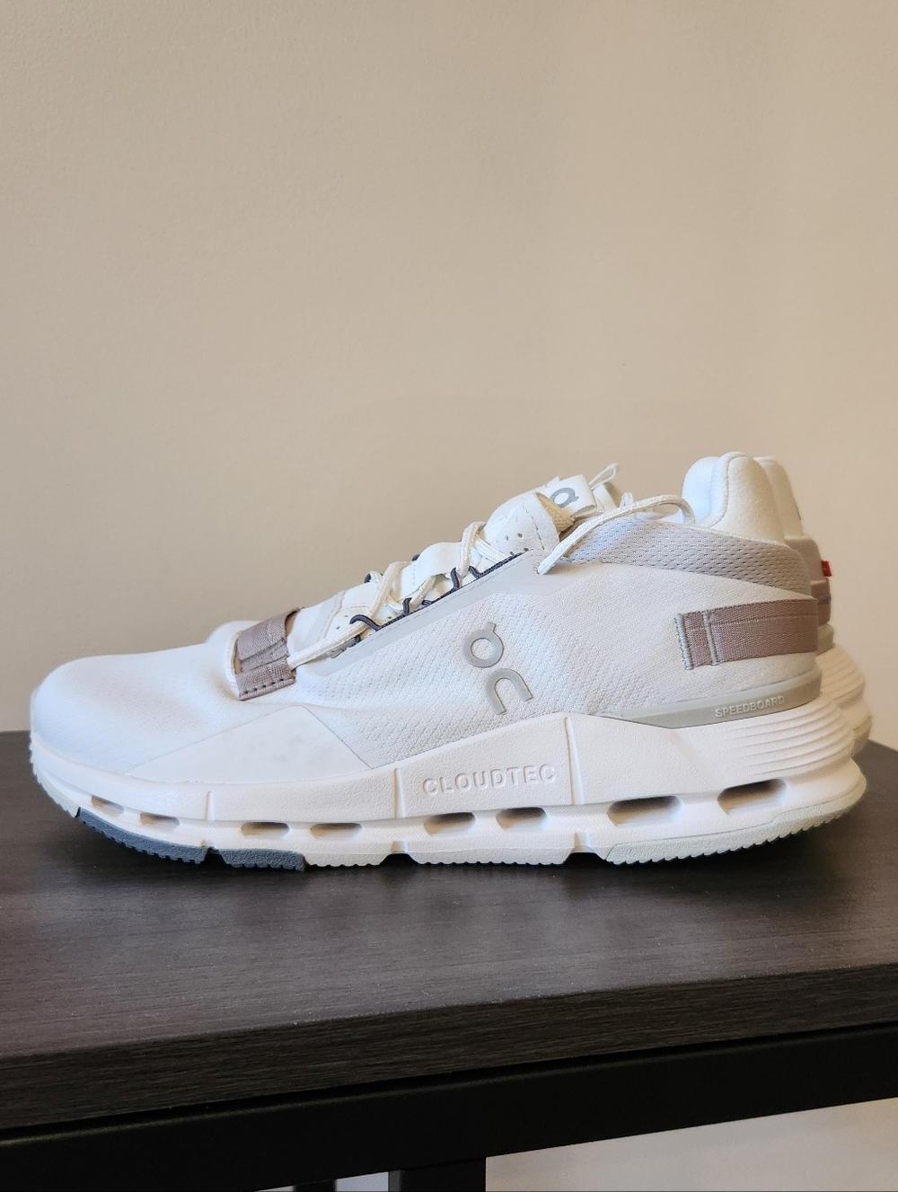 NWOT On Cloudnova 2 Running Shoes Womens Size 8